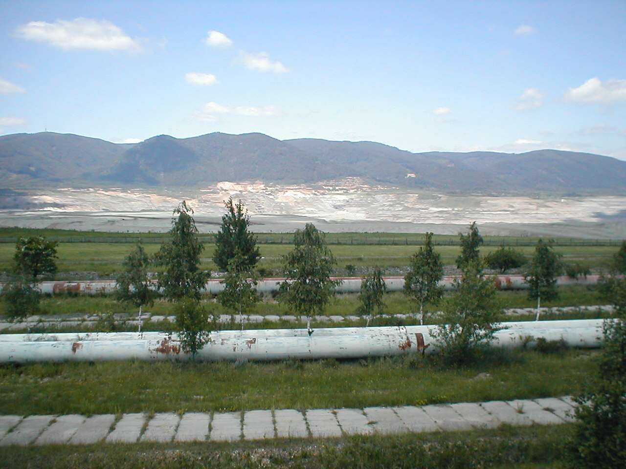 Důl Čs. armády s řekou Bílinou v popředí, 1.6.2005